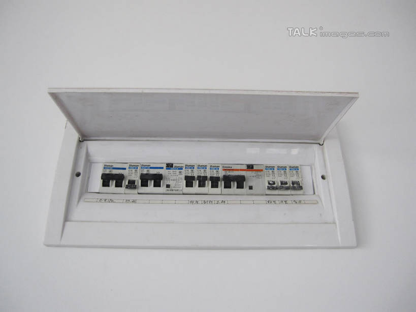 无人,横图,室内,特写,白天,仰视,零件,电路,静物,一排,许多,关闭,阴影,整齐,并列,并排,反射,影子,墙,很多,开关,墙壁,墙面,排列,白色,按钮,打开,开启,队列,平行,闭合,彩图,低角度拍摄,shslj1