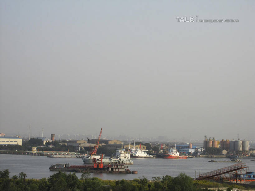 无人,家,横图,室外,白天,正面,度假,河流,美景,水,植物,城市风光,城市,船,阴影,光线,影子,房屋,屋子,河水,景观,水流,公寓,娱乐,洋房,楼房,住宅,树,树木,蓝色,绿色,蓝天,天空,阳光,自然,交通工具,天,享受,休闲,景色,放松,生长,晴朗,成长,载具,货船,万里无云,晴空,晴空万里,彩图,房子,商船,shslj1