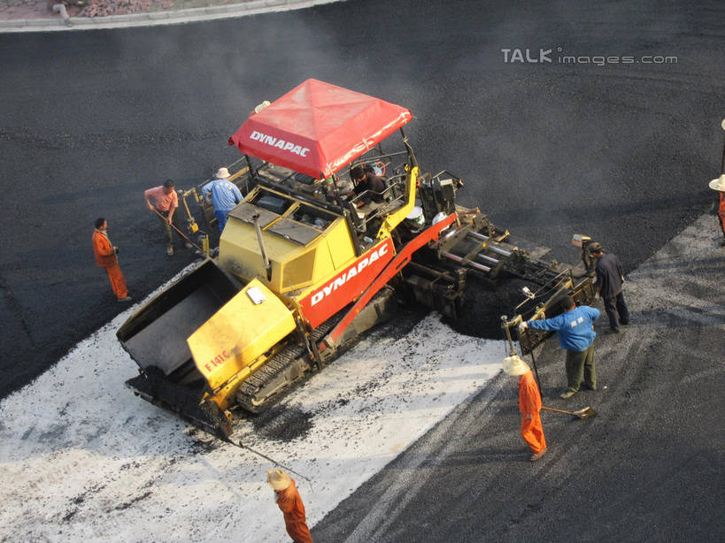 东方人,伙伴,朋友,建筑工人,站,走,横图,俯视,室外,白天,工作服,制服,友谊,合作,团队,技术,石头,雾,道路,建筑,路,公路,帽子,亚洲,一辆,阴影,沸腾,光线,蒸汽,石子,头盔,影子,柏油马路,交通,水蒸气,许多人,注视,黄种人,车,施工,工人,阳光,安全帽,建筑工地,交通工具,低头,观察,看,站着,一群人,机械,工程车,战略,压路机,观看,柏油路,工程,察看,关注,载具,蒸发,联合,合谋,地盘,建筑地盘,施工地盘,交通运输,工作制服,工作车,施工车,配合,协作,男人,男性,中年男性,亚洲人,员工,石块,马路,建筑工,步行,散步,站立,走路,彩图,高角度拍摄,全身,工作套服,工地,匠人,劳动者,体力工,shslj1