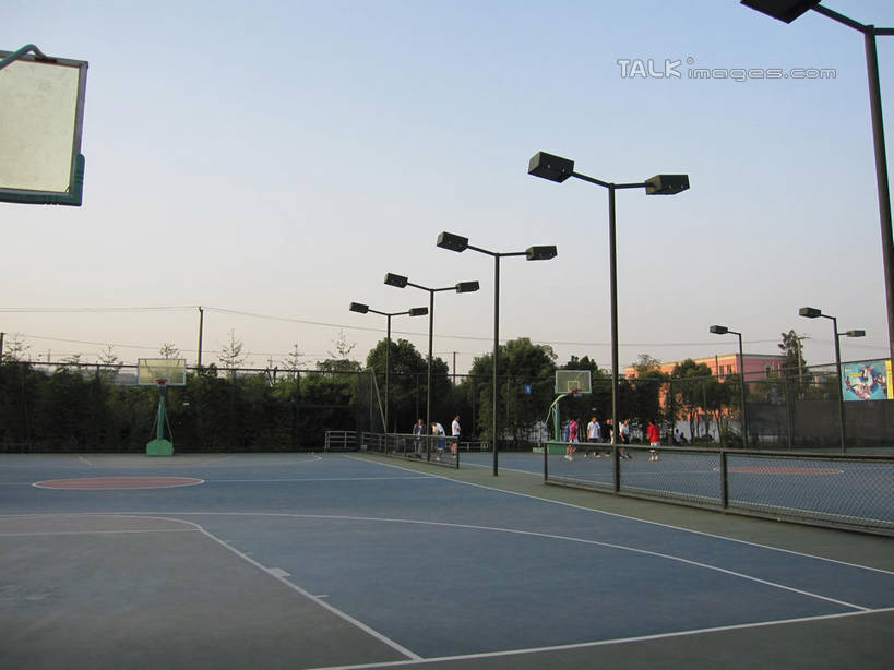 东方人,伙伴,朋友,栏杆,站,横图,室外,白天,正面,运动服,锻炼,旅游,度假,友谊,运动,路灯,照明,亚洲,阴影,服装,光线,篮球框,影子,墙,篮球场,球场,围栏,灯光,铁丝网,许多人,注视,黄种人,娱乐,场地,护栏,墙壁,墙面,灯,衣服,蓝色,蓝天,天空,阳光,天,观察,看,站着,一群人,享受,休闲,篮球网,放松,服饰,晴朗,观看,照亮,察看,衣着,照明设备,穿着,关注,室外运动,户外运动,万里无云,篮球板,衣饰,铁蒺藜,友情,男人,男性,年轻男性,亚洲人,晴空,晴空万里,站立,彩图,全身,健身,篮球场地,运动装,shslj1