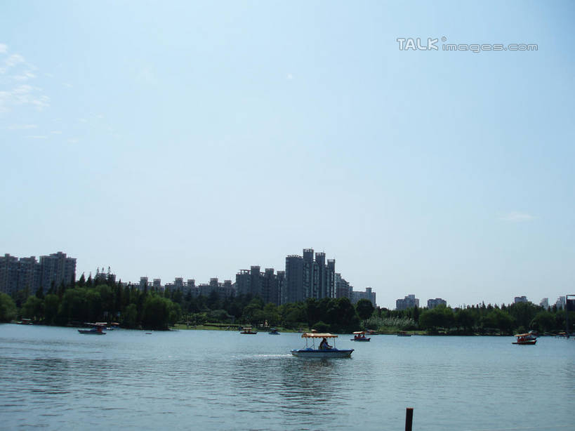 东方人,一个人,公园,坐,横图,室外,白天,侧面,旅游,度假,湖,湖泊,美景,水,船,上海,中国,亚洲,仅一个年轻女性,仅一个女性,仅一个人,一辆,阴影,波纹,飞溅,服装,溅,光线,液体,影子,湖面,景观,水滴,水流,水面,注视,休闲装,黄种人,娱乐,游船,水珠,衣服,蓝色,蓝天,水纹,天空,阳光,自然,船尾波,交通工具,波浪,湖水,人工湖,天,观察,驾驶,看,行驶,享受,休闲,休闲服,景色,放松,服饰,游乐设施,大宁灵石公园,晴朗,观看,操纵,申,控制,察看,舟,关注,喷洒,自然风光,载具,东亚,操控,上海市,万里无云,中华人民共和国,沪,华东地区,把持,闸北区,年轻女性,女人,女性,亚洲人,晴空,晴空万里,坐着,彩图,全身,广中西路,shslj1