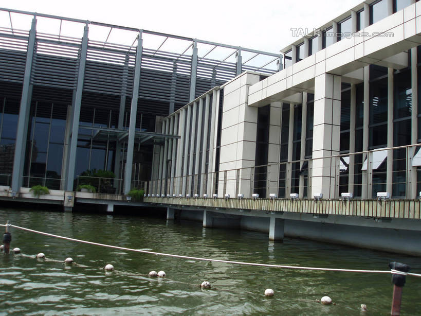 无人,公园,栏杆,横图,室外,白天,正面,度假,湖,湖泊,美景,水,城市风光,城市,上海,中国,亚洲,阴影,光线,标志,影子,房屋,屋子,湖面,景观,水流,水面,围栏,娱乐,标识,护栏,楼房,蓝色,蓝天,天空,阳光,湖水,人工湖,天,享受,休闲,景色,放松,浮标,大宁灵石公园,晴朗,申,东亚,上海市,万里无云,中华人民共和国,沪,华东地区,闸北区,航标,晴空,晴空万里,彩图,房子,航行标志,助航标志,广中西路,shslj1