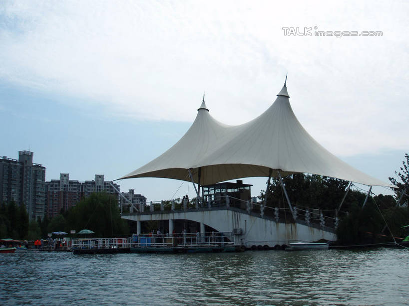 无人,公园,家,横图,室外,白天,正面,旅游,度假,湖,湖泊,美景,水,植物,上海,中国,亚洲,阴影,波纹,光线,伞,影子,雨伞,遮阳伞,房屋,屋子,湖面,景观,水流,水面,云,云朵,公寓,涟漪,云彩,娱乐,阳伞,洋房,楼房,住宅,树,树木,蓝色,绿色,白云,蓝天,水纹,天空,阳光,自然,波浪,湖水,人工湖,天,享受,休闲,景色,放松,大宁灵石公园,生长,晴朗,成长,申,太阳伞,自然风光,东亚,上海市,中华人民共和国,沪,华东地区,水晕,闸北区,晴空,彩图,房子,广中西路,shslj1