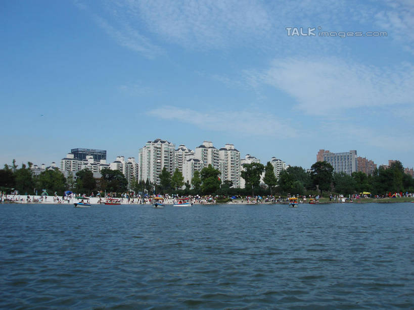 东方人,公园,家,站,走,横图,室外,白天,正面,度假,草地,草坪,湖,湖泊,美景,树林,水,植物,城市风光,城市,上海,中国,亚洲,行人,游客,游人,阴影,波纹,服装,光线,影子,房屋,屋子,湖面,景观,水流,水面,云,云朵,公寓,涟漪,许多人,云彩,注视,休闲装,黄种人,娱乐,洋房,楼房,路人,旅客,住宅,草,树,树木,衣服,蓝色,绿色,白云,蓝天,水纹,天空,阳光,自然,波浪,湖水,人工湖,天,观察,看,站着,一群人,享受,休闲,休闲服,景色,放松,服饰,大宁灵石公园,生长,晴朗,成长,观看,申,察看,关注,东亚,上海市,中华人民共和国,沪,华东地区,水晕,闸北区,过客,男人,男性,年轻男性,年轻女性,女人,女性,亚洲人,晴空,步行,散步,站立,走路,彩图,全身,房子,广中西路,shslj1