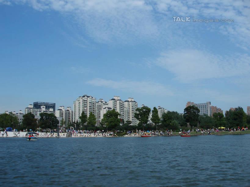 东方人,公园,家,站,走,横图,室外,白天,正面,度假,草地,草坪,湖,湖泊,美景,树林,水,植物,城市风光,城市,上海,中国,亚洲,行人,游客,游人,阴影,波纹,服装,光线,影子,房屋,屋子,湖面,景观,水流,水面,云,云朵,公寓,涟漪,许多人,云彩,注视,休闲装,黄种人,娱乐,洋房,楼房,路人,旅客,住宅,草,树,树木,衣服,蓝色,绿色,白云,蓝天,水纹,天空,阳光,自然,波浪,湖水,人工湖,天,观察,看,站着,一群人,享受,休闲,休闲服,景色,放松,服饰,大宁灵石公园,生长,晴朗,成长,观看,申,察看,关注,东亚,上海市,中华人民共和国,沪,华东地区,水晕,闸北区,过客,男人,男性,年轻男性,年轻女性,女人,女性,亚洲人,晴空,步行,散步,站立,走路,彩图,全身,房子,广中西路,shslj1
