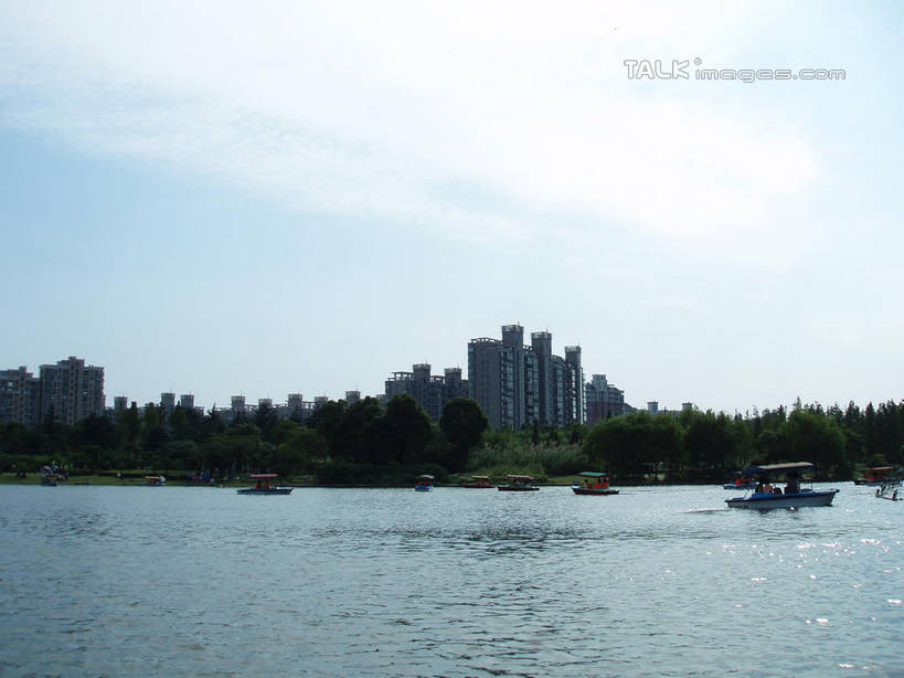 东方人,两个人,伙伴,朋友,公园,家,坐,横图,室外,白天,正面,旅游,度假,友谊,湖,湖泊,美景,水,船,上海,中国,亚洲,阴影,波纹,飞溅,服装,溅,光线,液体,影子,房屋,屋子,湖面,景观,水滴,水流,水面,云,云朵,公寓,云彩,休闲装,黄种人,娱乐,洋房,楼房,住宅,游船,水珠,衣服,蓝色,白云,蓝天,水纹,天空,阳光,自然,船尾波,交通工具,波浪,湖水,人工湖,天,享受,休闲,休闲服,景色,放松,服饰,游乐设施,大宁灵石公园,晴朗,申,舟,喷洒,自然风光,载具,东亚,上海市,中华人民共和国,沪,华东地区,闸北区,友情,男人,男性,年轻男性,年轻女性,女人,女性,亚洲人,晴空,坐着,彩图,全身,房子,广中西路,shslj1