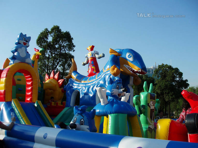 无人,公园,横图,室外,白天,正面,游戏,植物,玩具,上海,中国,亚洲,阴影,光线,影子,玩,娱乐,树,树木,蓝色,绿色,蓝天,天空,阳光,自然,天,休闲,充气玩具,大宁灵石公园,生长,晴朗,成长,活动,申,发泄,消遣,智力,东亚,上海市,万里无云,中华人民共和国,沪,华东地区,宣泄,闸北区,蹦蹦床,晴空,晴空万里,玩耍,嬉戏,彩图,跳跳床,充气蹦蹦床,充气蹦床,充气城堡,充气弹跳床,充气跳跳床,广中西路,shslj1