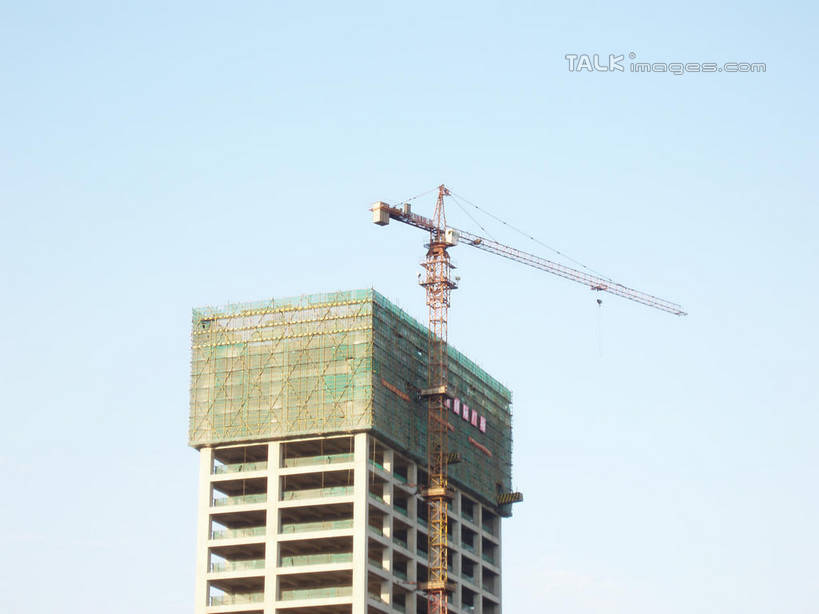 无人,高楼大厦,横图,室外,白天,仰视,技术,大厦,建筑,摩天大楼,阴影,光线,影子,支架,设备,架子,脚手架,吊车,施工,蓝色,蓝天,天空,阳光,建筑工地,交通工具,天,机械,起重机,晴朗,支撑,固定,工程,载具,万里无云,地盘,建筑地盘,施工地盘,工作车,施工车,汽车吊,晴空,晴空万里,彩图,低角度拍摄,大楼,高层建筑,高楼,工地,摩天楼,稳固,shslj1