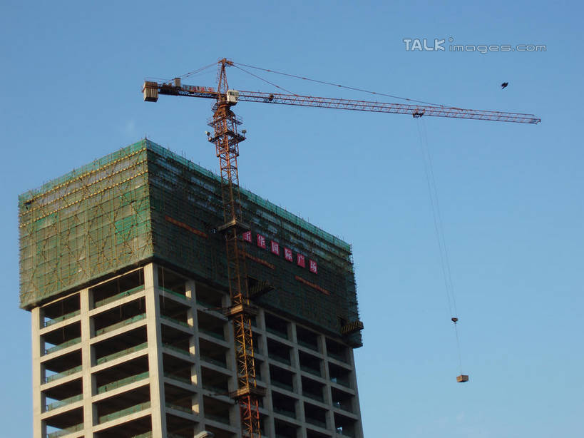 无人,高楼大厦,横图,室外,白天,仰视,技术,大厦,建筑,摩天大楼,阴影,光线,影子,支架,设备,架子,脚手架,吊车,施工,蓝色,蓝天,天空,阳光,建筑工地,交通工具,天,机械,起重机,晴朗,支撑,固定,工程,载具,万里无云,地盘,建筑地盘,施工地盘,工作车,施工车,汽车吊,晴空,晴空万里,彩图,低角度拍摄,大楼,高层建筑,高楼,工地,摩天楼,稳固,shslj1