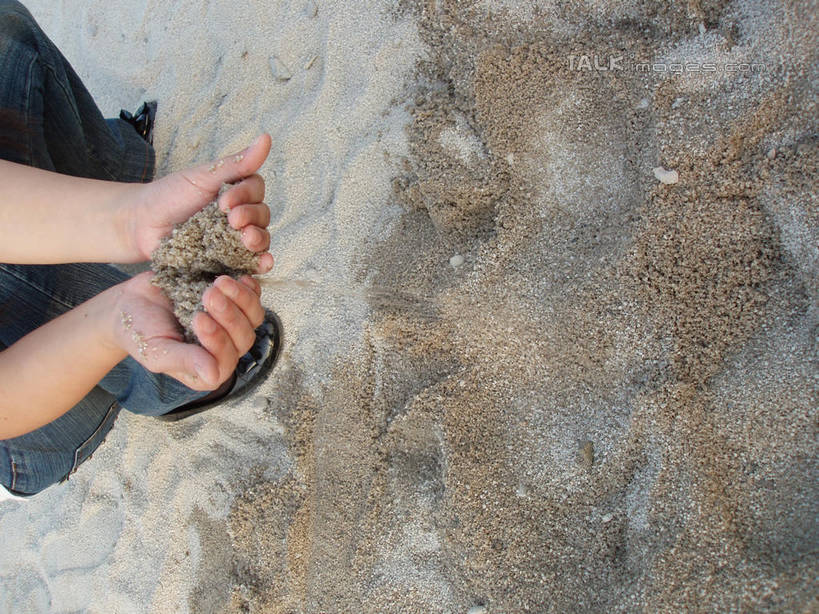 东方人,手,一个人,公园,蹲,捧,横图,俯视,室外,特写,白天,上海,中国,亚洲,双手,仅一个年轻女性,仅一个女性,仅一个人,阴影,光线,沙子,影子,沙,黄种人,阳光,手部,大宁灵石公园,砂,申,东亚,上海市,中华人民共和国,沪,华东地区,闸北区,年轻女性,女人,女性,亚洲人,端,端着,蹲着,捧着,手捧,半身,彩图,高角度拍摄,广中西路,shslj1