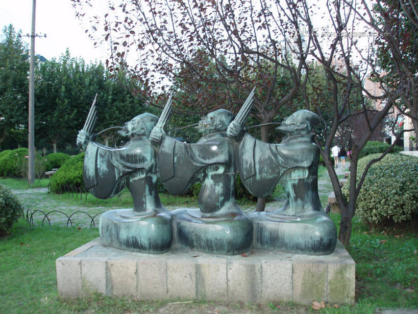 东方人,无人,三个人,公园,坐,举,盘腿,横图,室外,白天,侧面,民族服装,旅游,度假,草地,草坪,美景,树林,植物,雕塑,上海,中国,亚洲,阴影,艺术,装饰,光线,雕刻,雕像,影子,景观,黄种人,娱乐,草,树,树木,蓝色,绿色,蓝天,天空,阳光,自然,工艺品,天,托,享受,休闲,景色,放松,大宁灵石公园,生长,晴朗,成长,纪念,美术,申,自然风光,主题,陈列,东亚,上海市,万里无云,中华人民共和国,沪,华东地区,功能,美学,闸北区,男人,男性,年轻男性,亚洲人,晴空,晴空万里,举起,举手,举着,盘腿而坐,盘膝,盘着腿的,盘着腿坐,双腿交叉,向上举,向上伸,向上托,坐着,彩图,全身,传统服装,民俗服,铜雕,广中西路,shslj1