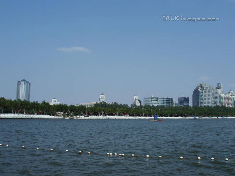 无人,公园,家,高楼大厦,横图,室外,白天,正面,度假,湖,湖泊,美景,水,植物,城市风光,城市,大厦,建筑,摩天大楼,上海,中国,亚洲,阴影,波纹,光线,标志,影子,房屋,屋子,湖面,景观,水流,水面,云,云朵,公寓,涟漪,云彩,娱乐,标识,浦东,洋房,楼房,住宅,树,树木,蓝色,绿色,白云,蓝天,水纹,天空,阳光,自然,波浪,湖水,人工湖,天,享受,休闲,景色,放松,浮标,世纪公园,生长,晴朗,成长,申,浦东新区,东亚,上海市,中华人民共和国,沪,华东地区,水晕,航标,晴空,彩图,房子,大楼,高层建筑,高楼,摩天楼,航行标志,助航标志,浦东中央公园,shslj1