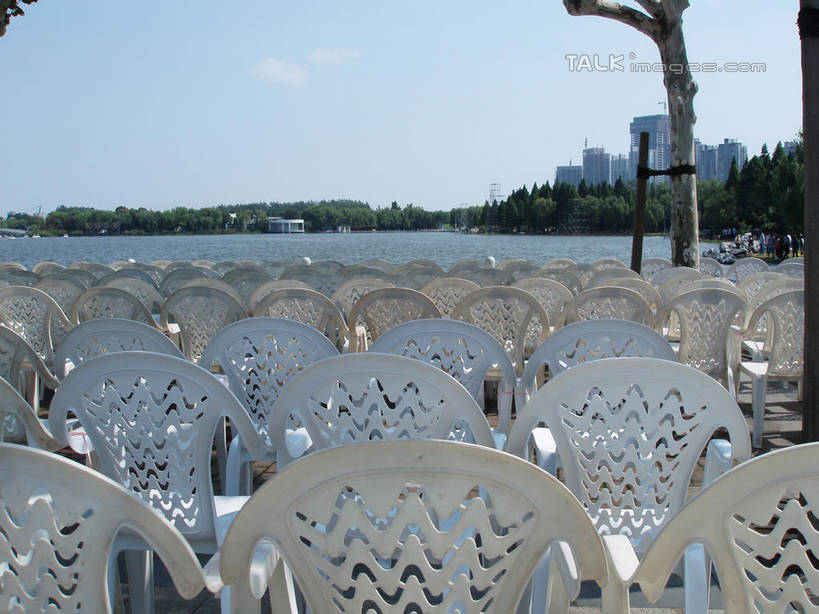 无人,公园,家,栏杆,横图,室外,白天,正面,旅游,度假,湖,湖泊,美景,树林,水,植物,椅子,上海,中国,亚洲,一排,许多,阴影,波纹,整齐,并列,并排,光线,影子,塑料,房屋,屋子,湖面,景观,水流,水面,云,云朵,公寓,围栏,涟漪,很多,云彩,娱乐,浦东,洋房,护栏,楼房,住宅,树,树木,排列,蓝色,绿色,白云,蓝天,水纹,天空,阳光,自然,塑料制品,波浪,湖水,天,享受,休闲,景色,放松,世纪公园,生长,晴朗,成长,申,队列,自然风光,平行,浦东新区,东亚,上海市,中华人民共和国,沪,华东地区,水晕,晴空,彩图,房子,浦东中央公园,shslj1