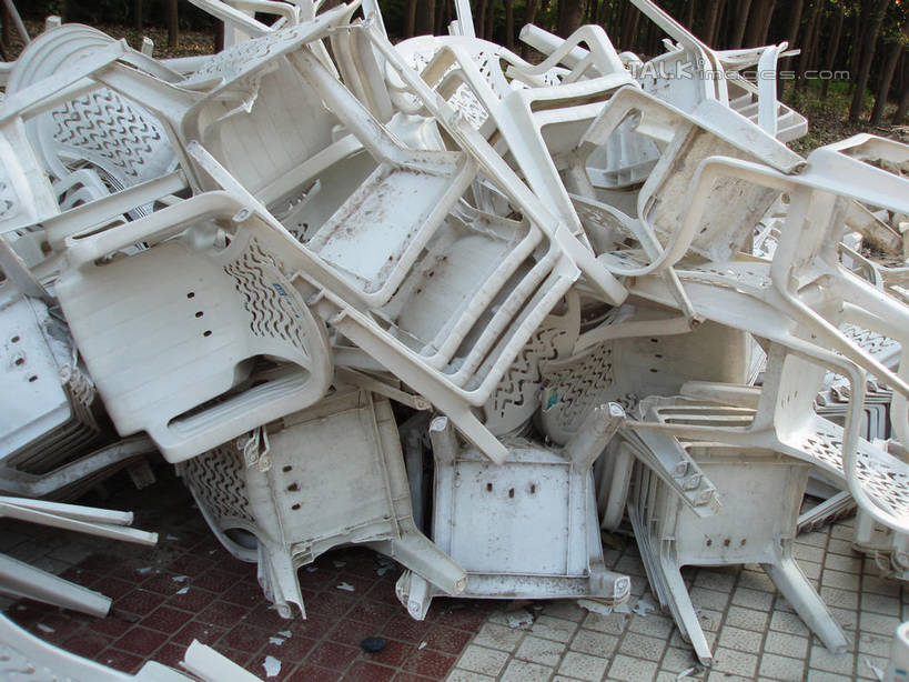 无人,公园,横图,室外,白天,正面,椅子,上海,中国,亚洲,一堆,许多,阴影,堆叠,堆积,光线,影子,塑料,很多,凌乱,浦东,白色,阳光,塑料制品,世纪公园,堆,申,混乱,浦东新区,东亚,上海市,中华人民共和国,沪,华东地区,纷乱,缭乱,庞杂,彩图,浦东中央公园,shslj1