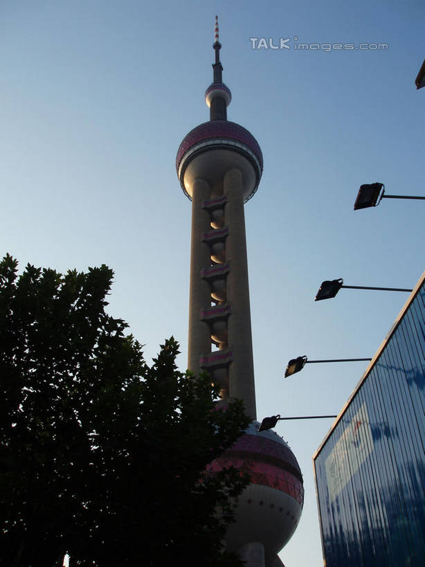 无人,竖图,室外,白天,仰视,旅游,度假,植物,标志建筑,地标,建筑,照明,上海,中国,亚洲,一排,阴影,整齐,光线,影子,灯光,娱乐,建设,东方明珠,浦东,吊灯,灯,树,树木,排列,蓝色,绿色,蓝天,天空,阳光,自然,灯具,天,四个,享受,休闲,旅游胜地,放松,生长,晴朗,成长,照亮,申,照明设备,队列,浦东新区,东亚,东方明珠广播电视塔,东方明珠电视塔,上海市,万里无云,中华人民共和国,沪,华东地区,晴空,晴空万里,彩图,低角度拍摄,shslj1