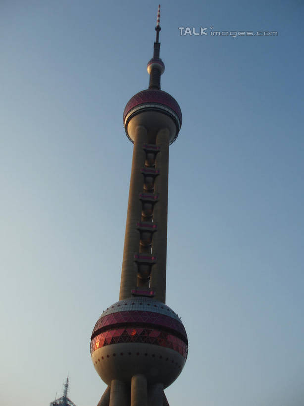 无人,高楼大厦,竖图,室外,白天,仰视,旅游,度假,标志建筑,大厦,地标,建筑,摩天大楼,上海,中国,亚洲,阴影,光线,影子,娱乐,建设,东方明珠,浦东,蓝色,蓝天,天空,阳光,天,享受,休闲,旅游胜地,放松,晴朗,申,浦东新区,东亚,东方明珠广播电视塔,东方明珠电视塔,上海市,万里无云,中华人民共和国,沪,华东地区,晴空,晴空万里,彩图,低角度拍摄,大楼,高层建筑,高楼,摩天楼,shslj1