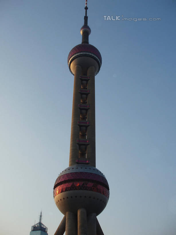 无人,高楼大厦,竖图,室外,白天,仰视,旅游,度假,标志建筑,大厦,地标,建筑,摩天大楼,上海,中国,亚洲,阴影,光线,影子,娱乐,建设,东方明珠,浦东,蓝色,蓝天,天空,阳光,天,享受,休闲,旅游胜地,放松,晴朗,申,浦东新区,东亚,东方明珠广播电视塔,东方明珠电视塔,上海市,万里无云,中华人民共和国,沪,华东地区,晴空,晴空万里,彩图,低角度拍摄,大楼,高层建筑,高楼,摩天楼,shslj1