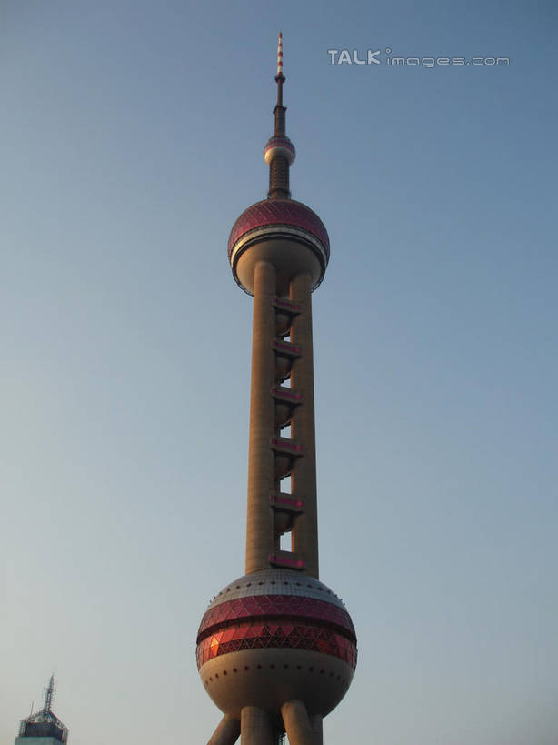 无人,高楼大厦,竖图,室外,白天,仰视,旅游,度假,标志建筑,大厦,地标,建筑,摩天大楼,上海,中国,亚洲,阴影,光线,影子,娱乐,建设,东方明珠,浦东,蓝色,蓝天,天空,阳光,天,享受,休闲,旅游胜地,放松,晴朗,申,浦东新区,东亚,东方明珠广播电视塔,东方明珠电视塔,上海市,万里无云,中华人民共和国,沪,华东地区,晴空,晴空万里,彩图,低角度拍摄,大楼,高层建筑,高楼,摩天楼,shslj1