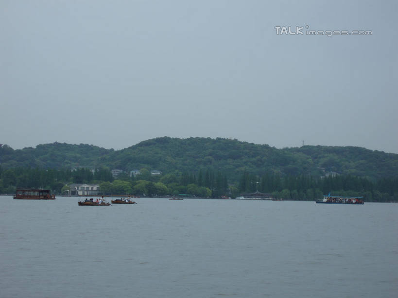 无人,横图,室外,白天,正面,旅游,度假,湖,湖泊,美景,山,山脉,树林,水,植物,船,中国,亚洲,波纹,湖面,景观,山峰,水流,水面,涟漪,山峦,娱乐,浙江,游船,树,树木,浙江省,绿色,水纹,天空,自然,交通工具,波浪,湖水,群山,天,享受,休闲,景色,放松,游乐设施,千岛湖,生长,成长,舟,自然风光,载具,东亚,中华人民共和国,华东地区,水晕,浙,彩图,淳安,淳安县,新安江水库,shslj1