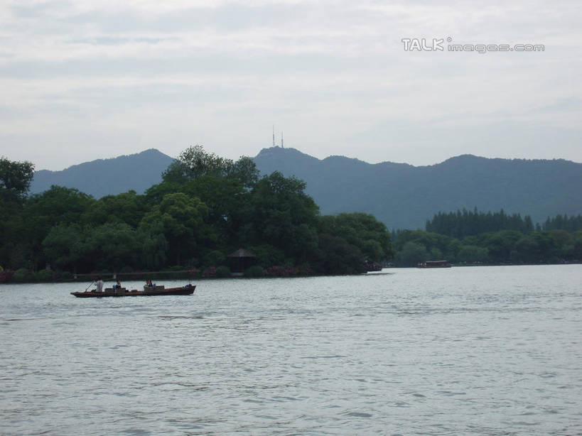 无人,横图,室外,白天,正面,旅游,度假,湖,湖泊,美景,山,山脉,树林,水,植物,船,中国,亚洲,阴影,波纹,飞溅,溅,光线,液体,影子,湖面,景观,山峰,水滴,水流,水面,云,云朵,山峦,云彩,娱乐,浙江,游船,水珠,树,树木,浙江省,蓝色,绿色,白云,蓝天,水纹,天空,阳光,自然,船尾波,交通工具,波浪,湖水,群山,天,享受,休闲,景色,放松,游乐设施,千岛湖,生长,晴朗,成长,舟,喷洒,自然风光,载具,东亚,中华人民共和国,华东地区,浙,晴空,彩图,淳安,淳安县,新安江水库,shslj1