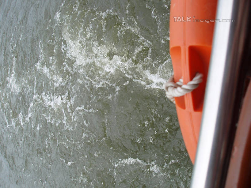 游泳,无人,横图,俯视,室外,特写,白天,湖,湖泊,美景,水,轮船,船,中国,亚洲,一艘,波纹,飞溅,溅,救生圈,液体,塑料,湖面,景观,水滴,水流,水面,浙江,水珠,浙江省,水纹,自然,塑料制品,游泳圈,船尾波,交通工具,波浪,湖水,景色,充气,千岛湖,救生,喷洒,自然风光,载具,东亚,中华人民共和国,华东地区,浙,泅水,彩图,高角度拍摄,淳安,淳安县,新安江水库,shslj1