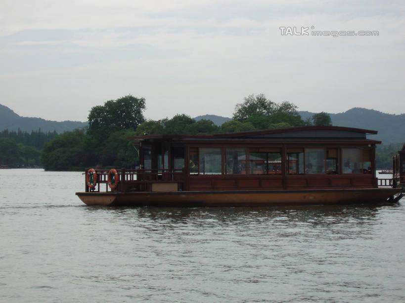 无人,栏杆,横图,室外,白天,正面,旅游,度假,湖,湖泊,美景,水,植物,船,中国,亚洲,一艘,阴影,波纹,飞溅,溅,光线,液体,影子,湖面,景观,水滴,水流,水面,云,云朵,围栏,云彩,娱乐,浙江,护栏,游船,水珠,树,树木,浙江省,蓝色,绿色,白云,蓝天,水纹,天空,阳光,自然,船尾波,交通工具,波浪,湖水,天,享受,休闲,景色,放松,游乐设施,千岛湖,生长,晴朗,成长,舟,喷洒,自然风光,载具,东亚,中华人民共和国,华东地区,浙,晴空,彩图,淳安,淳安县,新安江水库,shslj1