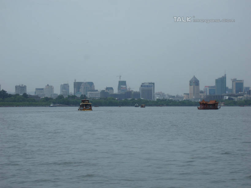 无人,高楼大厦,横图,室外,白天,正面,度假,湖,湖泊,美景,山,山脉,水,城市风光,城市,大厦,建筑,摩天大楼,船,中国,亚洲,阴影,波纹,飞溅,溅,光线,液体,影子,湖面,景观,山峰,水滴,水流,水面,建筑群,山峦,娱乐,建设,浙江,游船,水珠,浙江省,蓝色,蓝天,水纹,天空,阳光,船尾波,交通工具,波浪,湖水,群山,天,享受,休闲,景色,放松,游乐设施,千岛湖,晴朗,舟,喷洒,载具,东亚,万里无云,中华人民共和国,华东地区,浙,晴空,晴空万里,彩图,大楼,高层建筑,高楼,摩天楼,淳安,淳安县,新安江水库,shslj1