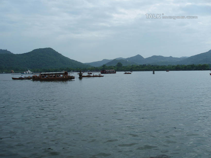 无人,横图,室外,白天,正面,旅游,度假,美景,山,山脉,树林,植物,船,中国,亚洲,阴影,波纹,飞溅,溅,光线,液体,影子,景观,山峰,水滴,云,云朵,山峦,云彩,娱乐,浙江,游船,水珠,树,树木,浙江省,蓝色,绿色,白云,蓝天,水纹,天空,阳光,自然,船尾波,交通工具,波浪,群山,天,享受,休闲,景色,放松,游乐设施,千岛湖,生长,晴朗,成长,舟,喷洒,自然风光,载具,东亚,中华人民共和国,华东地区,浙,晴空,彩图,淳安,淳安县,新安江水库,shslj1