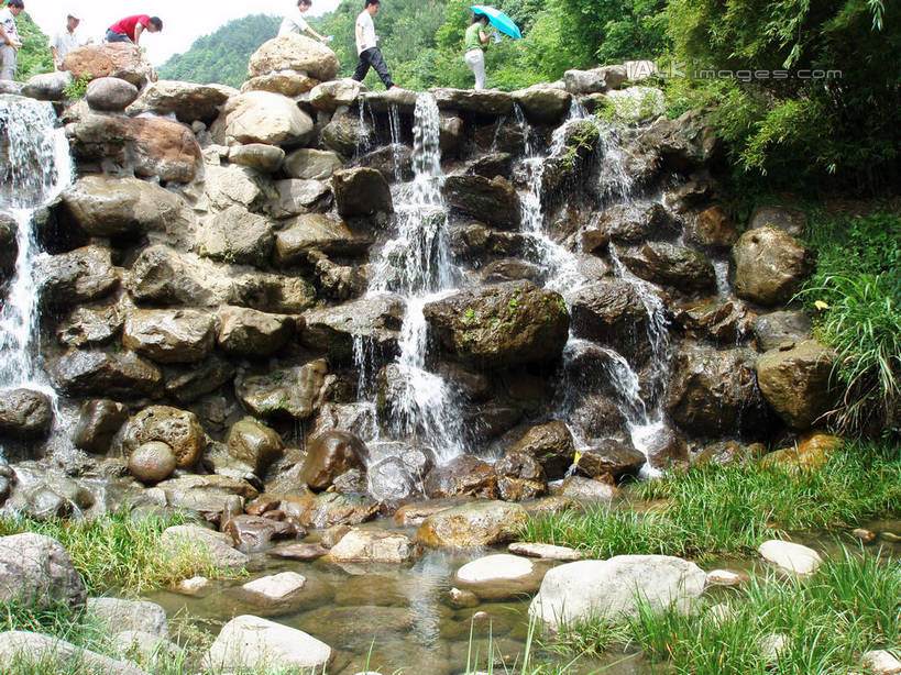 东方人,走,横图,室外,白天,侧面,旅游,度假,河流,石头,美景,瀑布,树林,水,植物,中国,亚洲,五个人,行人,游客,游人,阴影,飞溅,服装,溅,光线,伞,石子,液体,影子,雨伞,遮阳伞,河水,景观,水滴,水流,许多人,注视,休闲装,黄种人,娱乐,阳伞,浙江,路人,旅客,水珠,树,树木,浙江省,衣服,蓝色,绿色,蓝天,天空,小溪,阳光,自然,天,溪水,观察,看,一群人,享受,休闲,休闲服,景色,放松,服饰,千岛湖,生长,晴朗,成长,观看,察看,太阳伞,关注,喷洒,自然风光,东亚,万里无云,中华人民共和国,华东地区,浙,过客,男人,男性,年轻男性,年轻女性,女人,女性,亚洲人,跌水,石块,岩石,晴空,晴空万里,步行,散步,走路,半身,彩图,淳安,淳安县,新安江水库,shslj1