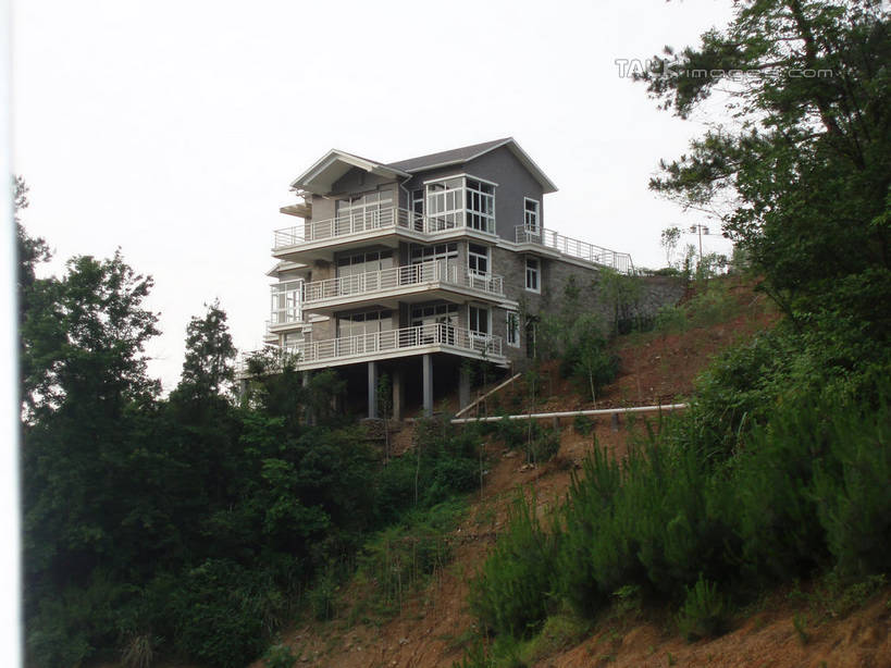 无人,宾馆,横图,室外,白天,仰视,旅游,度假,美景,山,山脉,树林,植物,中国,亚洲,阴影,光线,影子,景观,山峰,山峦,娱乐,浙江,树,树木,浙江省,蓝色,绿色,蓝天,天空,阳光,自然,群山,天,享受,休闲,景色,放松,千岛湖,生长,晴朗,成长,自然风光,东亚,万里无云,中华人民共和国,华东地区,浙,晴空,晴空万里,彩图,低角度拍摄,客店,客栈,旅店,旅馆,旅舍,淳安,淳安县,新安江水库,shslj1