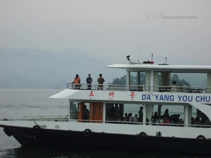 东方人,站,坐,横图,室外,白天,正面,旅游,度假,湖,湖泊,美景,水,船,中国,亚洲,一艘,行人,游客,游人,波纹,飞溅,服装,溅,液体,湖面,景观,水滴,水流,水面,许多人,注视,休闲装,黄种人,娱乐,浙江,游轮,路人,旅客,游船,水珠,浙江省,衣服,水纹,天空,自然,船尾波,交通工具,邮轮,波浪,湖水,天,观察,看,站着,一群人,享受,休闲,休闲服,景色,放松,服饰,千岛湖,观看,察看,关注,喷洒,自然风光,载具,东亚,中华人民共和国,华东地区,浙,旅游船,过客,男人,男性,年轻男性,年轻女性,女人,女性,亚洲人,站立,坐着,彩图,全身,淳安,淳安县,新安江水库,shslj1