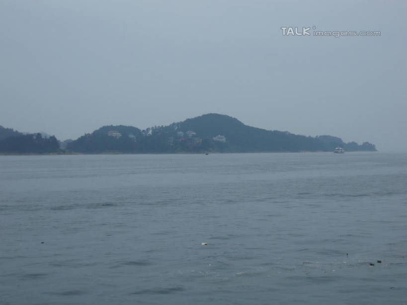 无人,横图,室外,白天,正面,旅游,度假,湖,湖泊,美景,山,山脉,树林,水,植物,中国,亚洲,阴影,波纹,光线,影子,湖面,景观,山峰,水流,水面,涟漪,山峦,娱乐,浙江,树,树木,浙江省,蓝色,绿色,蓝天,水纹,天空,阳光,自然,波浪,湖水,群山,天,享受,休闲,景色,放松,千岛湖,生长,晴朗,成长,自然风光,东亚,万里无云,中华人民共和国,华东地区,水晕,浙,晴空,晴空万里,彩图,淳安,淳安县,新安江水库,shslj1