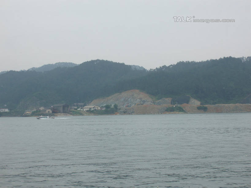 无人,横图,室外,白天,正面,旅游,度假,湖,湖泊,美景,山,山脉,树林,水,植物,中国,亚洲,阴影,波纹,光线,影子,湖面,景观,山峰,水流,水面,涟漪,山峦,娱乐,浙江,树,树木,浙江省,蓝色,绿色,蓝天,水纹,天空,阳光,自然,波浪,湖水,群山,天,享受,休闲,景色,放松,千岛湖,生长,晴朗,成长,自然风光,东亚,万里无云,中华人民共和国,华东地区,水晕,浙,晴空,晴空万里,彩图,淳安,淳安县,新安江水库,shslj1