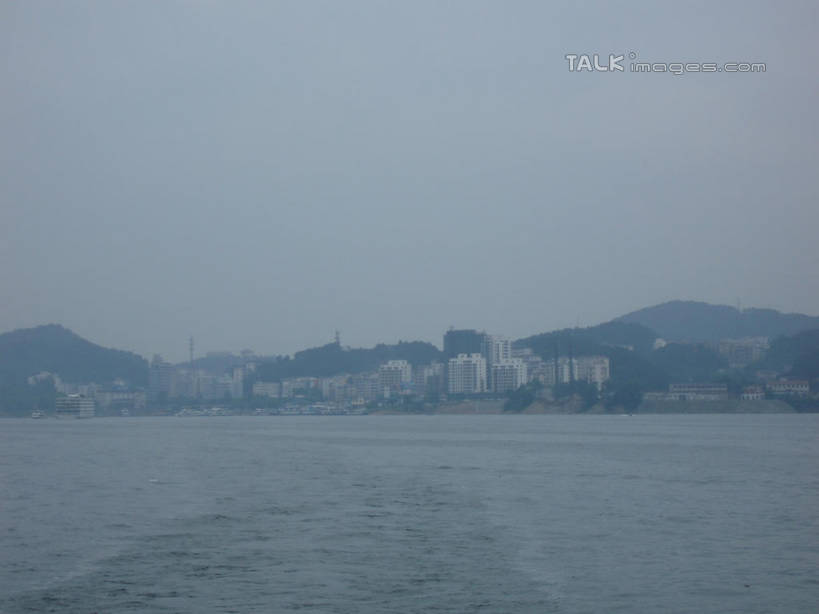 无人,家,横图,室外,白天,正面,旅游,度假,湖,湖泊,美景,山,山脉,树林,水,植物,雾,中国,亚洲,波纹,朦胧,模糊,房屋,屋子,湖面,景观,山峰,水流,水面,公寓,涟漪,山峦,娱乐,洋房,浙江,楼房,住宅,树,树木,浙江省,蓝色,绿色,蓝天,水纹,天空,自然,波浪,湖水,群山,天,享受,休闲,景色,放松,千岛湖,生长,晴朗,成长,迷雾,自然风光,东亚,万里无云,中华人民共和国,华东地区,水晕,浙,大雾,晴空,晴空万里,彩图,房子,淳安,淳安县,新安江水库,shslj1