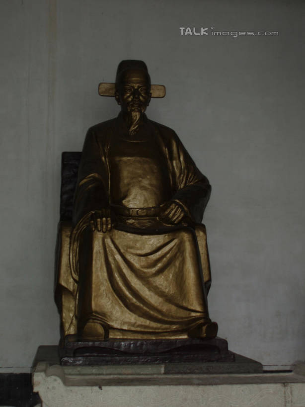 东方人,一个人,无人,坐,竖图,室内,白天,正面,民族服装,旅游,度假,名胜古迹,标志建筑,地标,建筑,帽子,椅子,雕塑,中国,亚洲,仅一个男性,仅一个人,仅一个中年男性,阴影,遗迹,艺术,装饰,反射,雕刻,雕像,影子,注视,黄种人,古迹,文物,娱乐,建设,古建筑,浙江,浙江省,工艺品,观察,看,享受,休闲,旅游胜地,放松,搭,祠堂,千岛湖,海瑞祠,观看,纪念,美术,察看,搭着,关注,主题,陈列,祠庙,古文明,东亚,中华人民共和国,华东地区,浙,功能,美学,袍子,男人,男性,中年男性,亚洲人,坐着,彩图,全身,传统服装,民俗服,铜雕,淳安,淳安县,新安江水库,龙山岛,shslj1