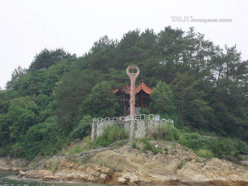 无人,栏杆,横图,室外,白天,正面,旅游,度假,湖,湖泊,石头,名胜古迹,山,山脉,树林,水,植物,标志建筑,地标,建筑,雕塑,中国,亚洲,阴影,遗迹,艺术,装饰,光线,雕刻,雕像,石子,瓦片,影子,屋顶,湖面,山峰,水流,水面,围栏,山峦,顶棚,瓦,古迹,文物,娱乐,建设,古建筑,浙江,护栏,树,树木,浙江省,蓝色,绿色,蓝天,天空,阳光,自然,工艺品,湖水,群山,天,享受,休闲,旅游胜地,放松,建造,千岛湖,生长,晴朗,成长,纪念,美术,主题,陈列,古文明,东亚,屋瓦,万里无云,中华人民共和国,华东地区,浙,功能,美学,石块,岩石,晴空,晴空万里,彩图,淳安,淳安县,新安江水库,shslj1