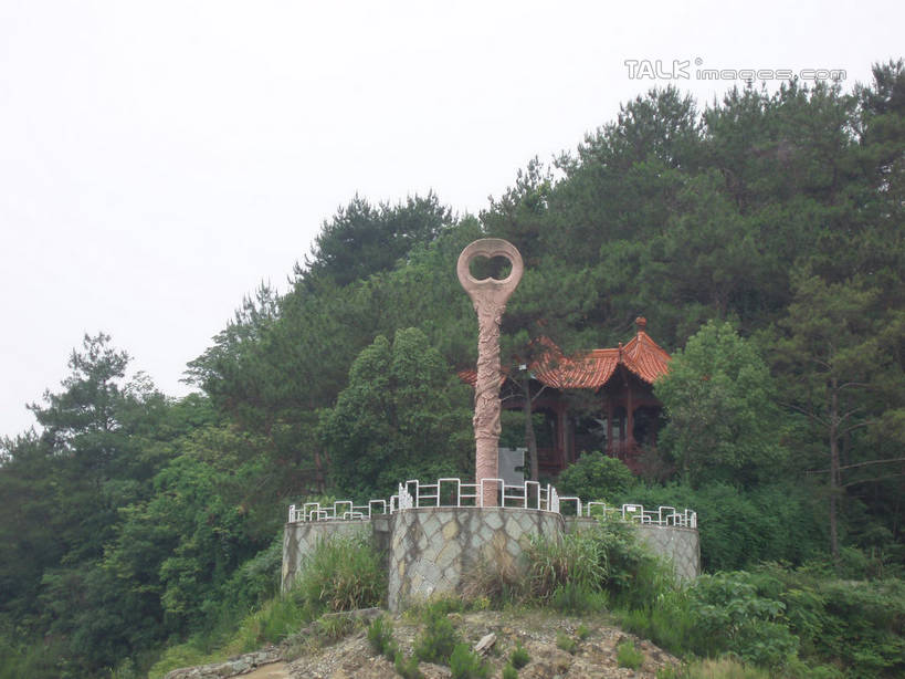 无人,栏杆,横图,室外,白天,仰视,旅游,度假,石头,名胜古迹,山,山脉,树林,植物,标志建筑,地标,建筑,雕塑,中国,亚洲,阴影,遗迹,艺术,装饰,光线,雕刻,雕像,石子,瓦片,影子,屋顶,山峰,围栏,山峦,顶棚,瓦,古迹,文物,娱乐,建设,古建筑,浙江,护栏,树,树木,浙江省,蓝色,绿色,蓝天,天空,阳光,自然,工艺品,群山,天,享受,休闲,旅游胜地,放松,建造,千岛湖,生长,晴朗,成长,纪念,美术,主题,陈列,古文明,东亚,屋瓦,万里无云,中华人民共和国,华东地区,浙,功能,美学,石块,岩石,晴空,晴空万里,彩图,低角度拍摄,淳安,淳安县,新安江水库,shslj1