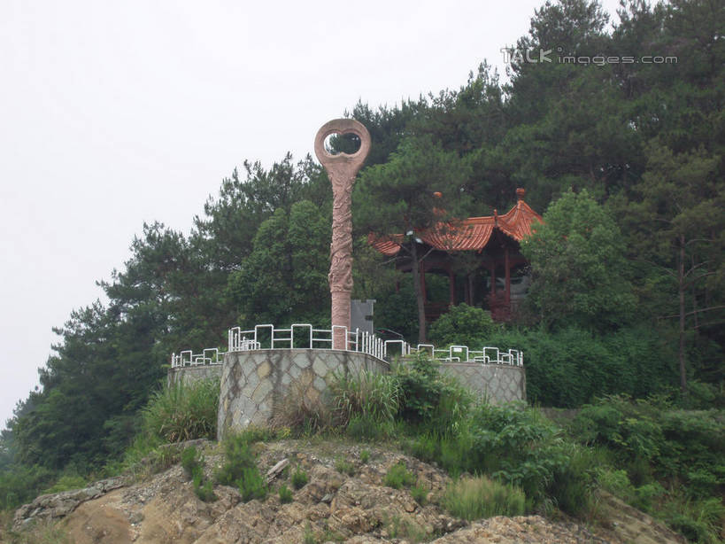 无人,栏杆,横图,室外,白天,仰视,旅游,度假,石头,名胜古迹,山,山脉,树林,植物,标志建筑,地标,建筑,雕塑,中国,亚洲,阴影,遗迹,艺术,装饰,光线,雕刻,雕像,石子,瓦片,影子,屋顶,山峰,围栏,山峦,顶棚,瓦,古迹,文物,娱乐,建设,古建筑,浙江,护栏,树,树木,浙江省,蓝色,绿色,蓝天,天空,阳光,自然,工艺品,群山,天,享受,休闲,旅游胜地,放松,建造,千岛湖,生长,晴朗,成长,纪念,美术,主题,陈列,古文明,东亚,屋瓦,万里无云,中华人民共和国,华东地区,浙,功能,美学,石块,岩石,晴空,晴空万里,彩图,低角度拍摄,淳安,淳安县,新安江水库,shslj1