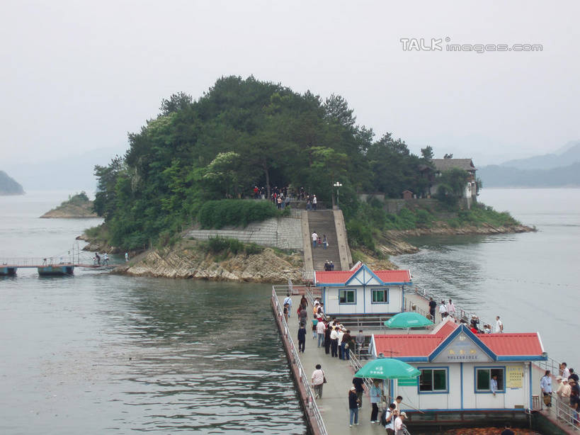 东方人,家,站,走,横图,室外,白天,正面,旅游,度假,岛屿,湖,湖泊,美景,水,中国,亚洲,行人,游客,游人,服装,房屋,屋子,岛,湖面,景观,水流,水面,公寓,许多人,注视,休闲装,黄种人,娱乐,洋房,浙江,楼房,路人,旅客,住宅,浙江省,衣服,天空,自然,湖水,天,观察,看,站着,一群人,享受,休闲,休闲服,景色,放松,服饰,千岛湖,观看,察看,关注,自然风光,东亚,中华人民共和国,华东地区,浙,过客,男人,男性,年轻男性,年轻女性,女人,女性,亚洲人,列岛,群岛,诸岛,步行,散步,站立,走路,半身,彩图,房子,淳安,淳安县,新安江水库,shslj1