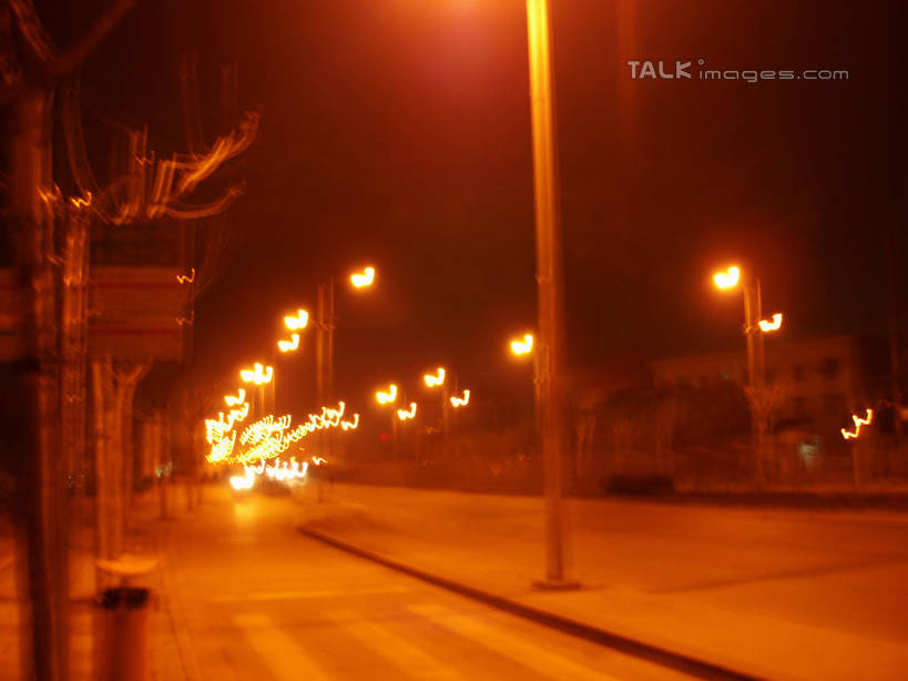 无人,横图,室外,夜晚,正面,长时间曝光,度假,美景,城市风光,城市,道路,路,路灯,人行横道,公路,照明,阴影,朦胧,模糊,光线,影子,景观,人行道,灯光,枝条,交通,娱乐,灯,树枝,天空,天,享受,休闲,景色,放松,照亮,照明设备,人行横道线,曝光,虬枝,枝杈,斑马线,马路,彩图,shslj1