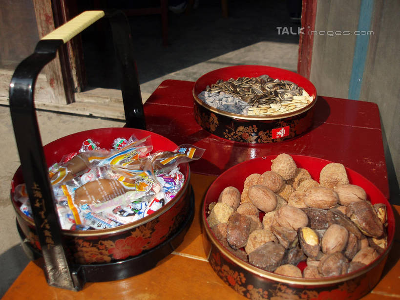 无人,横图,俯视,室外,特写,白天,餐桌,桌子,一堆,许多,阴影,堆叠,堆积,光线,木桶,桶,影子,核桃,食品,糖,糖果,坚果,甜点,甜品,果实,软糖,很多,食物,阳光,容器,甜食,干果,餐台,储藏,堆,储存,胡桃,羌桃,彩图,高角度拍摄,贮存,shslj1