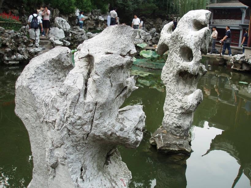 东方人,站,走,横图,室外,白天,旅游,度假,石头,美景,山,雕塑,中国,亚洲,行人,游客,游人,阴影,服装,艺术,装饰,光线,包,雕刻,雕像,石子,影子,手工艺品,池塘,景观,山峰,水池,山峦,许多人,旅行包,注视,休闲装,黄种人,文化,娱乐,石雕,路人,旅客,背面,衣服,阳光,自然,背包,工艺品,观察,看,站着,一群人,享受,休闲,休闲服,假山,景色,放松,服饰,观看,纪念,美术,察看,高雅,关注,自然风光,主题,陈列,东亚,安徽,安徽省,中华人民共和国,华东地区,功能,美学,自信心,品位,皖,旅游包,宿州,宿州市,过客,男人,男性,年轻男性,年轻女性,女人,女性,亚洲人,石块,岩石,步行,散步,站立,走路,彩图,全身,双肩包,小山,shslj1