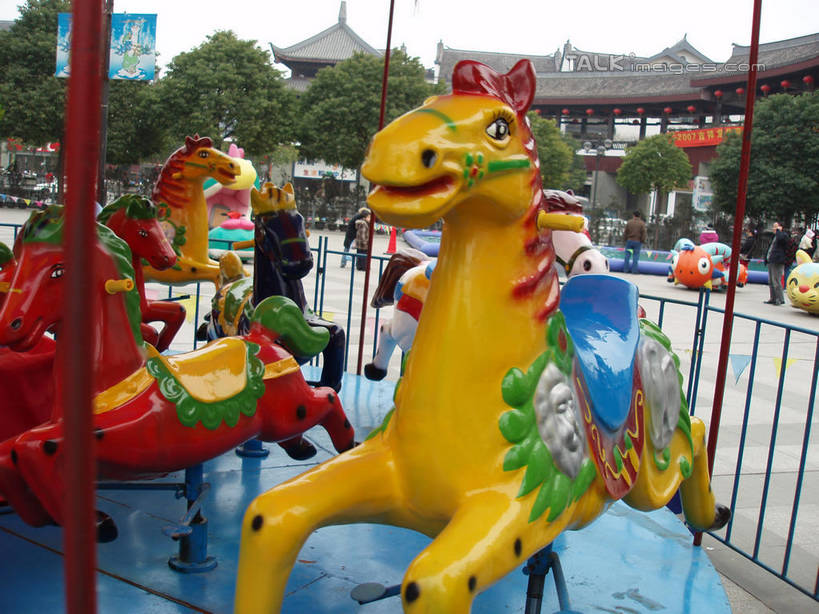 无人,栏杆,横图,室外,白天,正面,度假,游戏,美景,城市风光,城市,建筑,马,野生动物,雕塑,阴影,艺术,装饰,光线,雕刻,雕像,瓦片,影子,屋顶,景观,围栏,玩,顶棚,瓦,娱乐,护栏,天空,阳光,动物,工艺品,天,享受,休闲,旋转木马,景色,放松,运输,建造,游乐设施,牲畜,活动,纪念,美术,发泄,消遣,智力,木马,主题,陈列,屋瓦,功能,美学,宣泄,游艺设施,玩耍,嬉戏,彩图,shslj1