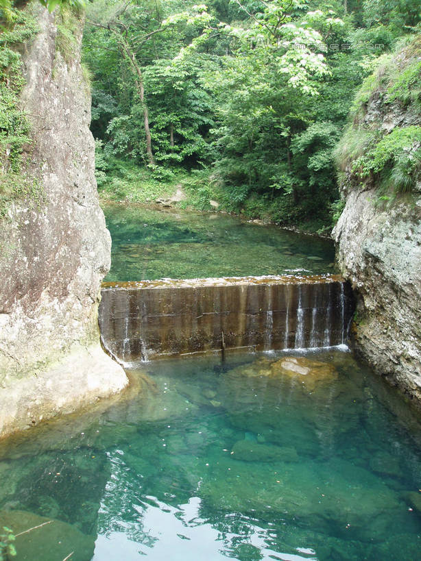 无人,竖图,俯视,室外,白天,旅游,度假,湖,湖泊,石头,美景,水,植物,中国,亚洲,波纹,石子,湖面,景观,水流,水面,涟漪,娱乐,浙江,树,树木,浙江省,绿色,倒影,水纹,自然,波浪,湖水,享受,休闲,景色,放松,雁荡山,生长,成长,倒映,自然风光,东亚,中华人民共和国,华东地区,水晕,浙,温州,温州市,反照,石块,岩石,彩图,高角度拍摄,shslj1