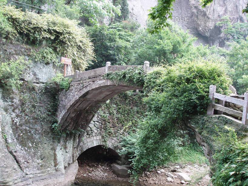 无人,栏杆,横图,室外,白天,正面,旅游,度假,湖,湖泊,石头,美景,森林,山,山脉,树林,水,植物,中国,亚洲,石子,湖面,景观,山峰,水流,水面,悬崖,围栏,桥,山峦,娱乐,石桥,浙江,护栏,拱桥,栈桥,树,树木,浙江省,绿色,自然,湖水,群山,享受,休闲,景色,放松,雁荡山,拱形,生长,成长,人行桥,石拱桥,自然风光,东亚,中华人民共和国,华东地区,浙,温州,温州市,绝壁,石块,彩图,shslj1