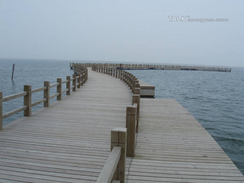 无人,栏杆,横图,室外,白天,正面,旅游,度假,海浪,海洋,美景,上海,中国,亚洲,木板,景观,浪花,围栏,桥,木桥,娱乐,护栏,栈桥,蓝色,蓝天,天空,自然,海水,天,享受,休闲,景色,放松,水上乐园,奉贤区,晴朗,人行桥,木板桥,申,自然风光,海景,东亚,上海市,万里无云,中华人民共和国,沪,华东地区,大海,风浪,海,海水的波动,近岸浪,涌浪,晴空,晴空万里,彩图,碧海金沙水上乐园,shslj1