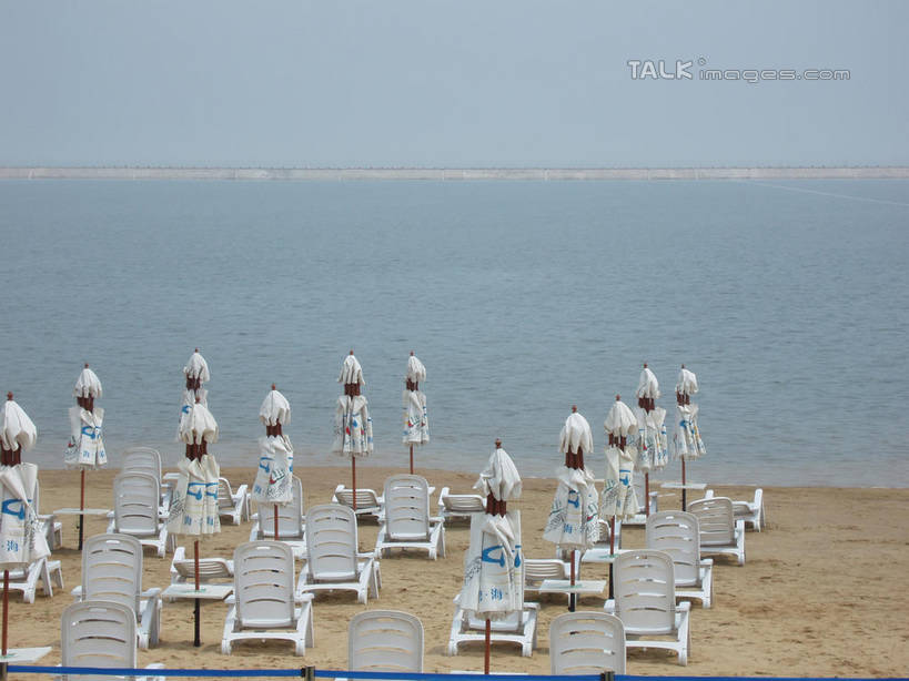 无人,横图,室外,白天,正面,旅游,度假,海浪,海洋,美景,沙滩,椅子,上海,中国,亚洲,一排,整齐,并列,并排,伞,沙子,雨伞,遮阳伞,躺椅,海岸,景观,浪花,水平线,辽阔,海平线,沙地,娱乐,阳伞,排列,蓝色,蓝天,天空,自然,海水,天,享受,休闲,广阔,景色,放松,水上乐园,奉贤区,晴朗,一望无际,沙滩椅,申,太阳伞,队列,自然风光,平行,海景,东亚,上海市,万里无云,中华人民共和国,沪,华东地区,无边无际,一马平川,大海,风浪,海,海水的波动,海滩,近岸浪,涌浪,晴空,晴空万里,彩图,碧海金沙水上乐园,水天相接,水天一线,shslj1