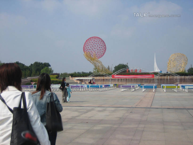 东方人,走,横图,室外,白天,度假,草地,草坪,美景,植物,城市风光,城市,雕塑,上海,中国,亚洲,行人,游客,游人,阴影,服装,艺术,装饰,光线,雕刻,雕像,影子,景观,云,云朵,许多人,云彩,休闲装,黄种人,娱乐,路人,旅客,草,树,树木,背面,衣服,蓝色,绿色,白云,蓝天,天空,阳光,自然,工艺品,天,一群人,享受,休闲,休闲服,景色,放松,服饰,东方绿舟,生长,晴朗,成长,纪念,美术,申,主题,陈列,青浦区,东亚,上海市,中华人民共和国,沪,华东地区,功能,美学,过客,男人,男性,年轻男性,年轻女性,女人,女性,亚洲人,晴空,步行,散步,走路,半身,彩图,shslj1