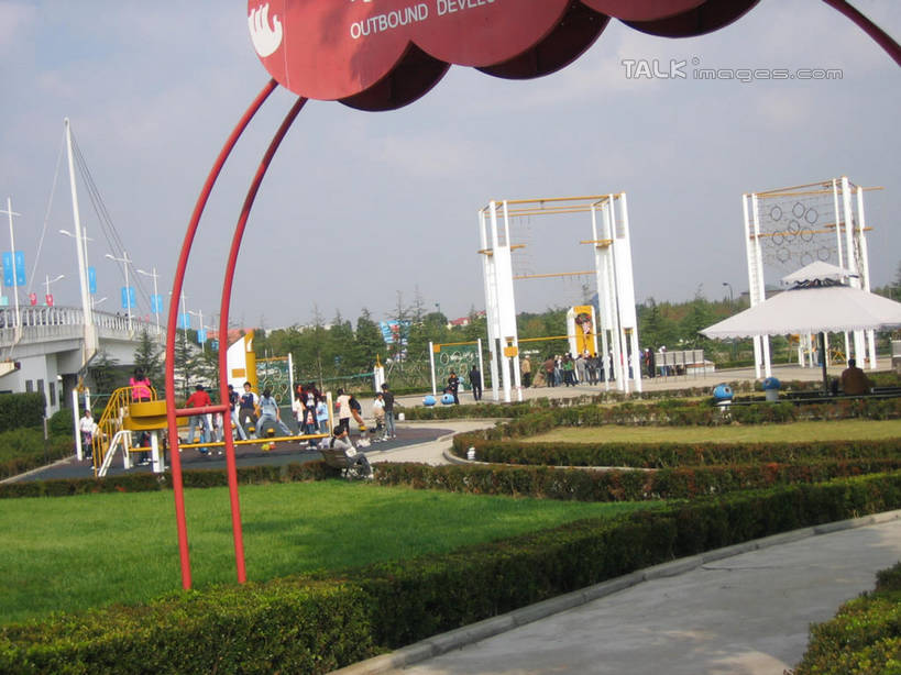 无人,游乐园,横图,室外,白天,正面,度假,草地,草坪,美景,植物,城市风光,城市,游乐场,上海,中国,亚洲,阴影,光线,影子,景观,云,云朵,云彩,娱乐,草,树,树木,蓝色,绿色,白云,蓝天,天空,阳光,自然,天,享受,休闲,景色,放松,东方绿舟,生长,晴朗,成长,申,青浦区,东亚,上海市,中华人民共和国,沪,华东地区,乐园,主题公园,晴空,彩图,人造公园,主题乐园,shslj1