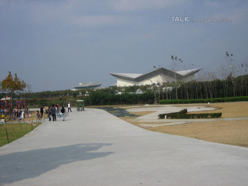 东方人,走,横图,室外,白天,正面,度假,草地,草坪,美景,植物,城市风光,城市,道路,路,上海,中国,亚洲,行人,游客,游人,阴影,服装,光线,影子,景观,云,云朵,小路,交通,许多人,云彩,休闲装,黄种人,娱乐,路人,旅客,草,树,树木,衣服,蓝色,绿色,白云,蓝天,天空,阳光,自然,天,一群人,享受,休闲,休闲服,景色,放松,服饰,东方绿舟,生长,晴朗,成长,申,青浦区,东亚,上海市,中华人民共和国,沪,华东地区,过客,男人,男性,年轻男性,年轻女性,女人,女性,亚洲人,晴空,步行,散步,走路,彩图,全身,shslj1